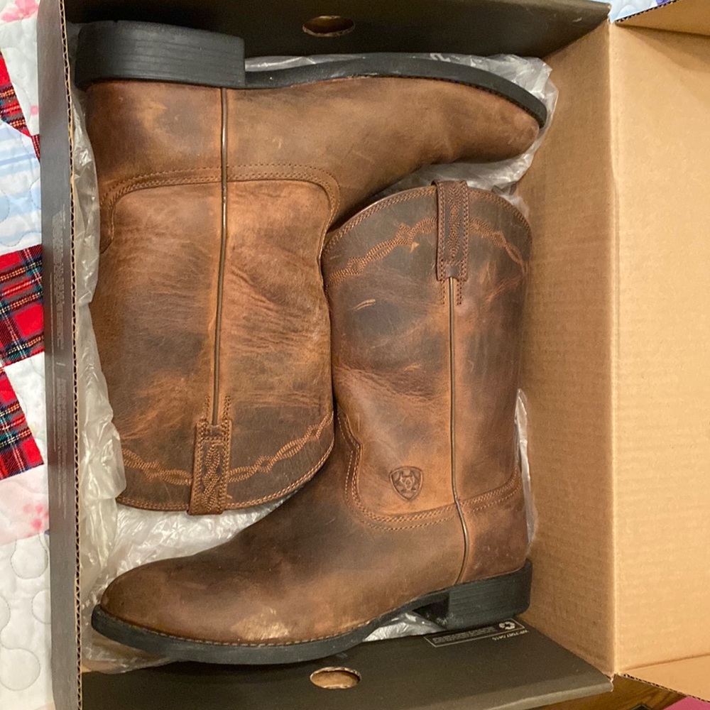 Like new -Ariat Ropers
